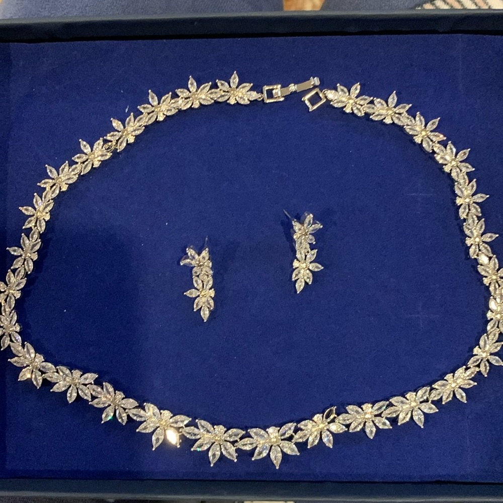 Set of zircon jewelry